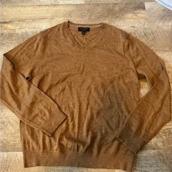 Banana Republic Other - Banana Republic size LARGE tan V-neck sweater, long sleeve lightweight